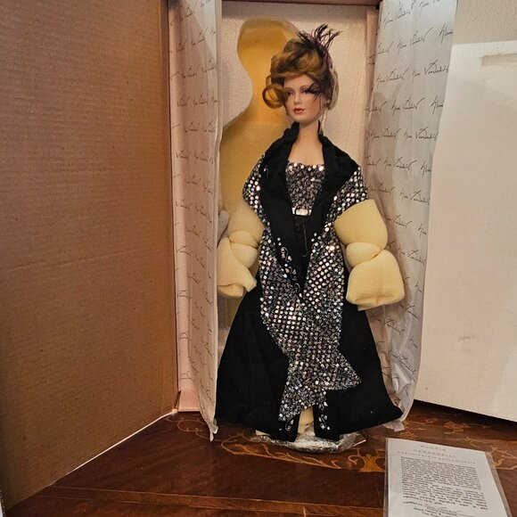 18 inch tall Gloria Vanderbilt Porcelain Doll - Picture 5 of 14